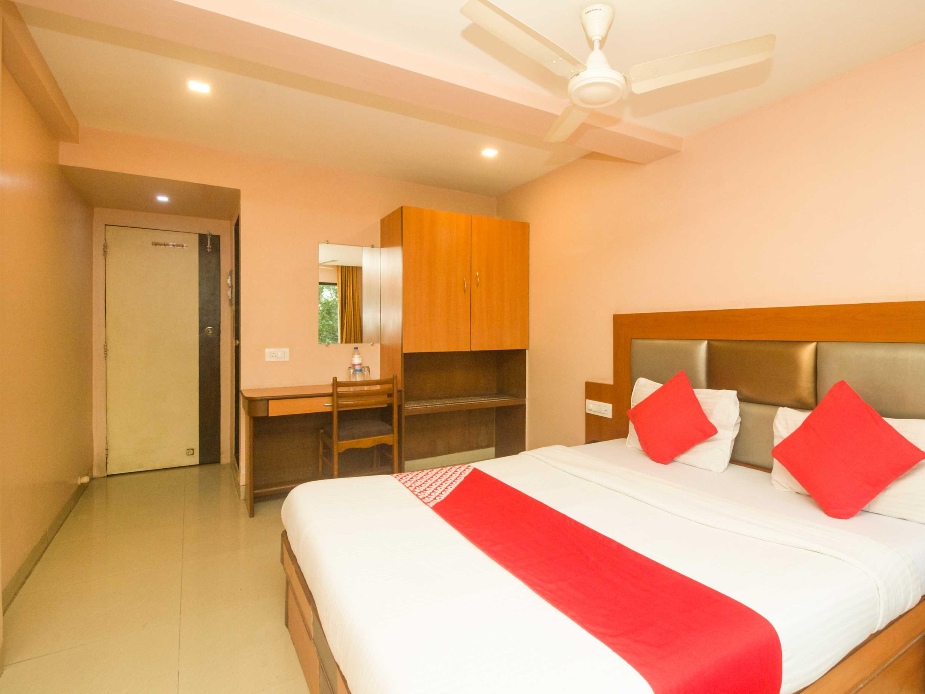 Oyo Hotel Sarovar Grand Kalamboli Exterior photo