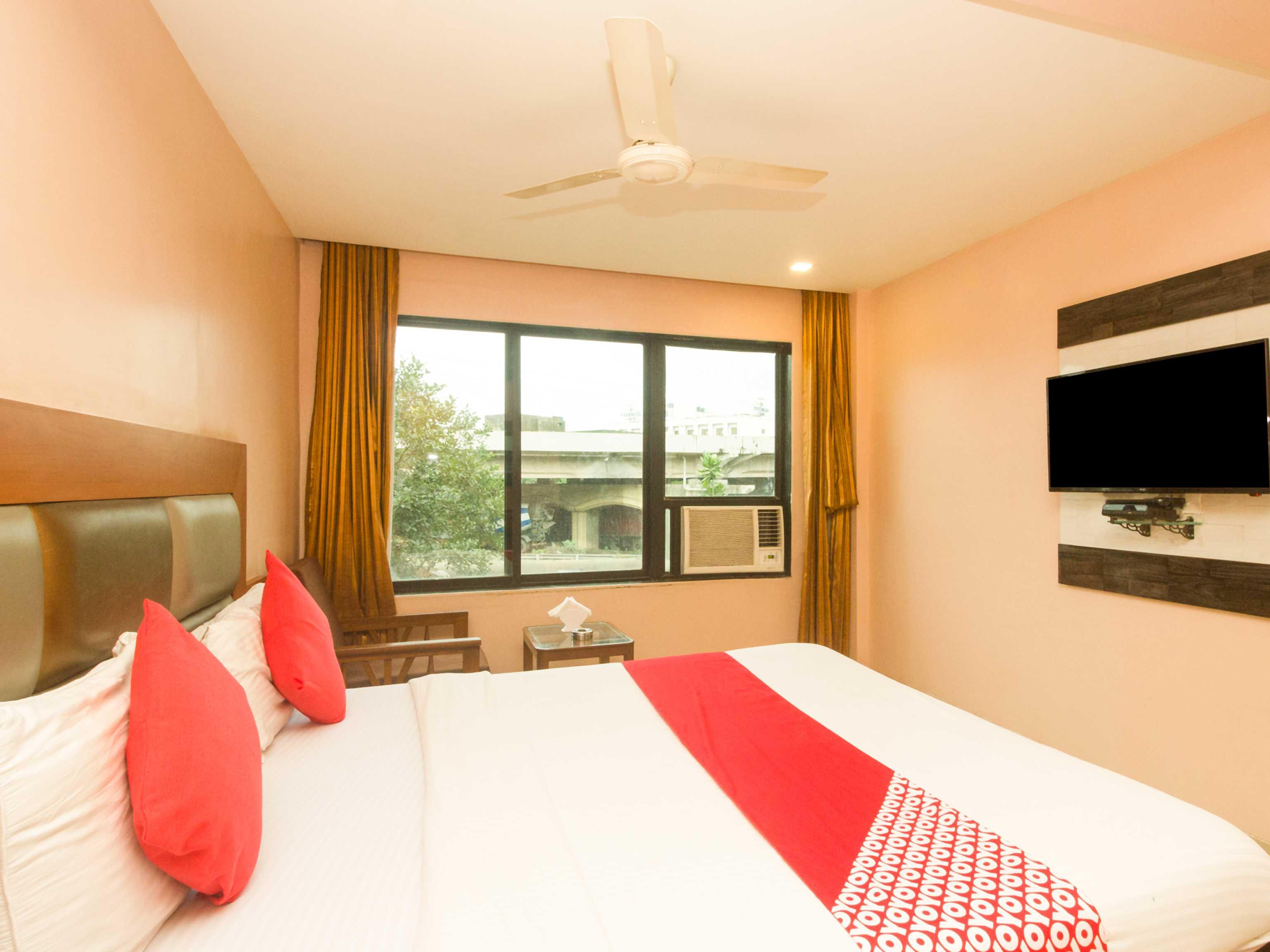 Oyo Hotel Sarovar Grand Kalamboli Exterior photo
