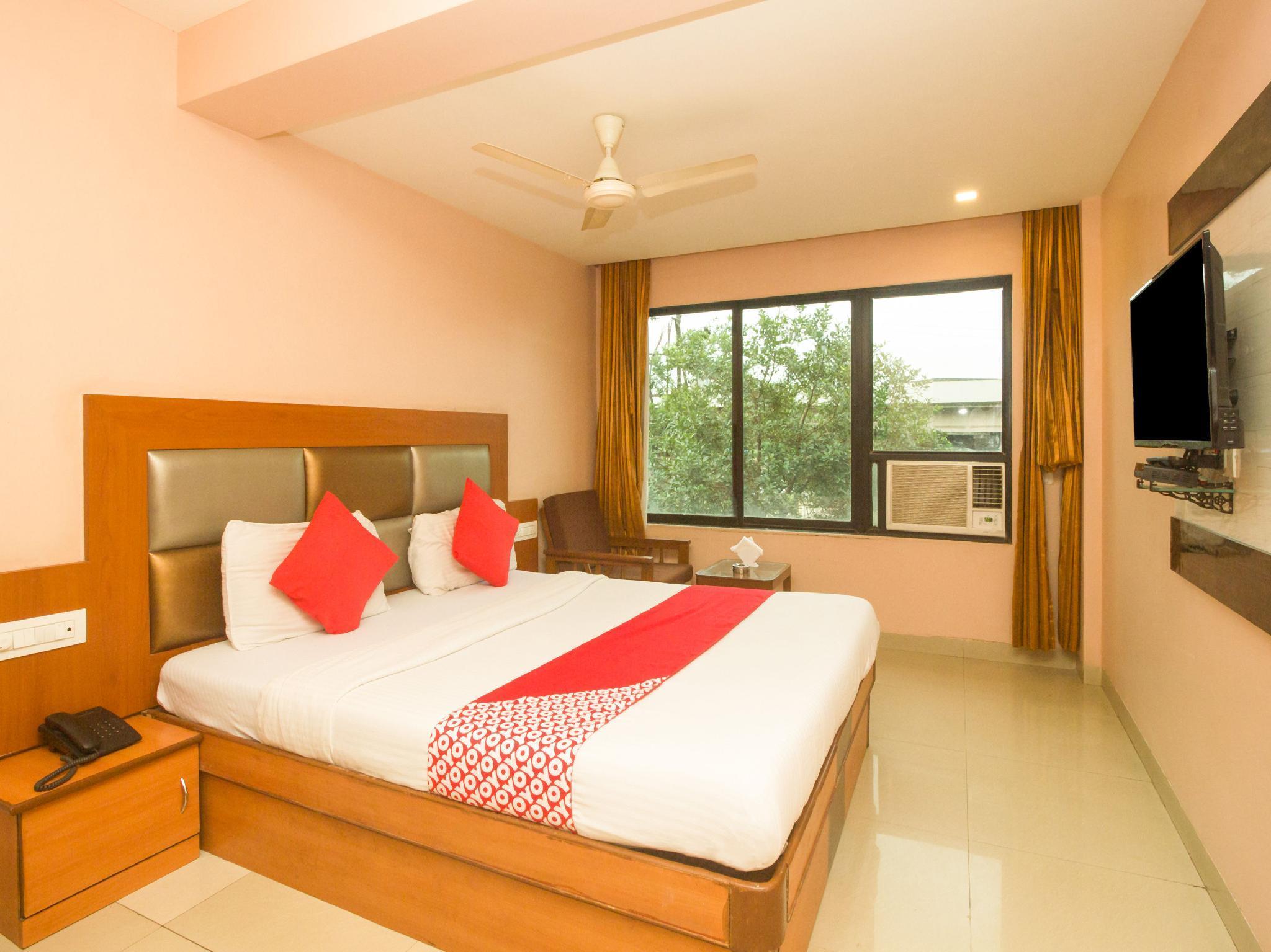 Oyo Hotel Sarovar Grand Kalamboli Exterior photo
