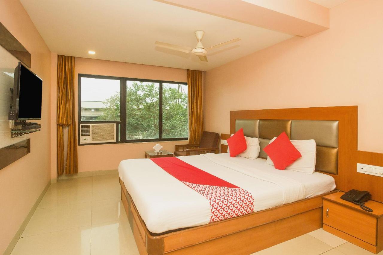 Oyo Hotel Sarovar Grand Kalamboli Exterior photo
