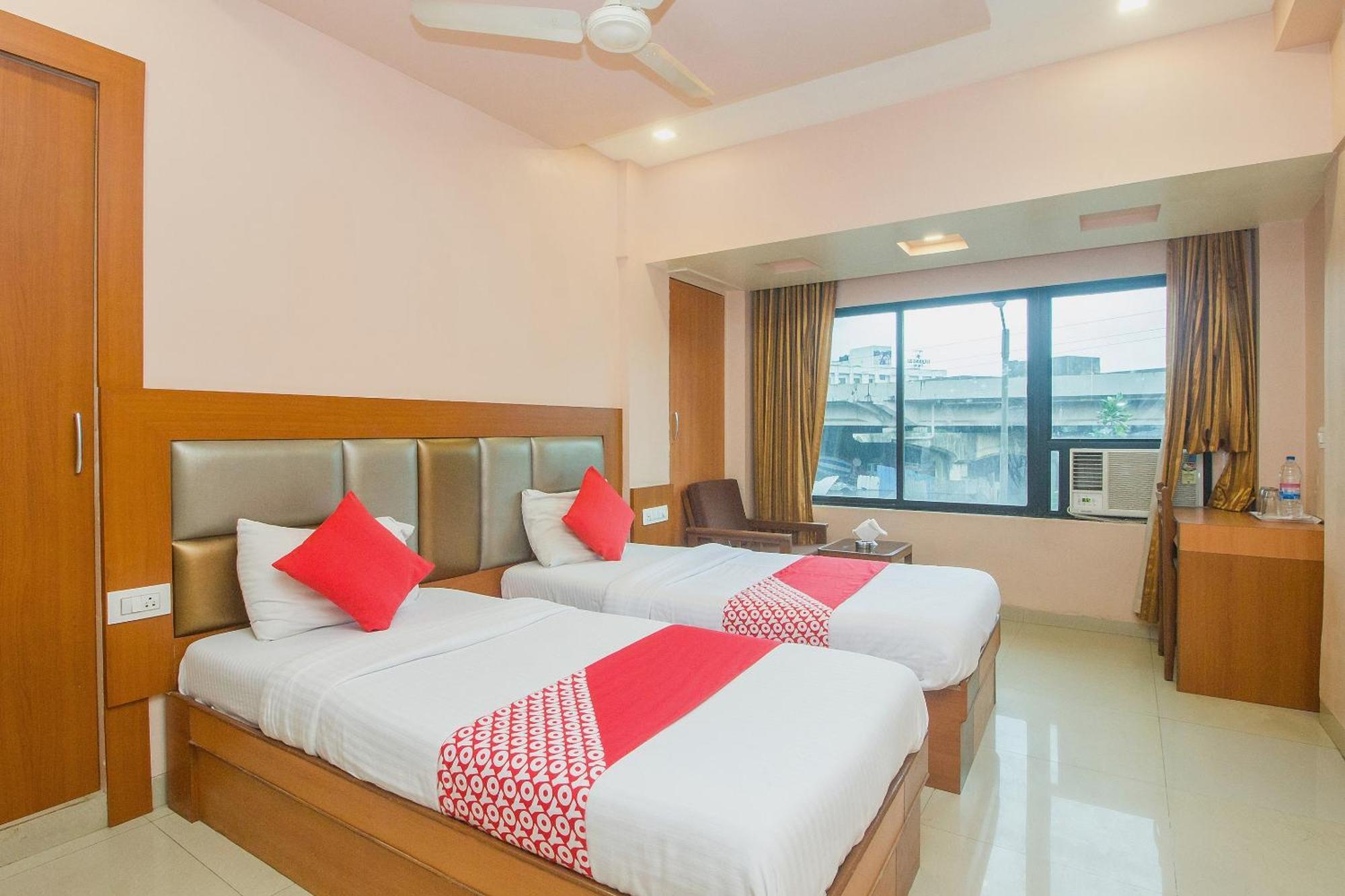 Oyo Hotel Sarovar Grand Kalamboli Exterior photo