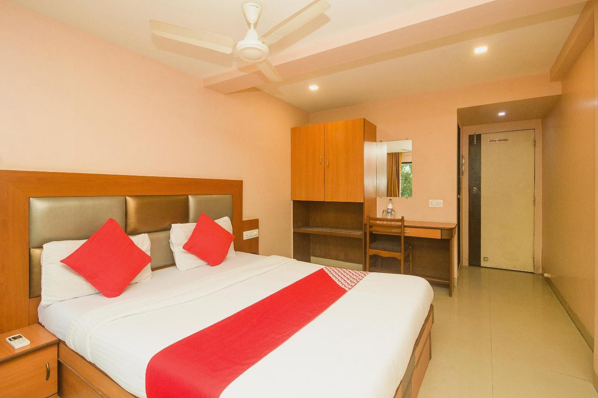 Oyo Hotel Sarovar Grand Kalamboli Exterior photo