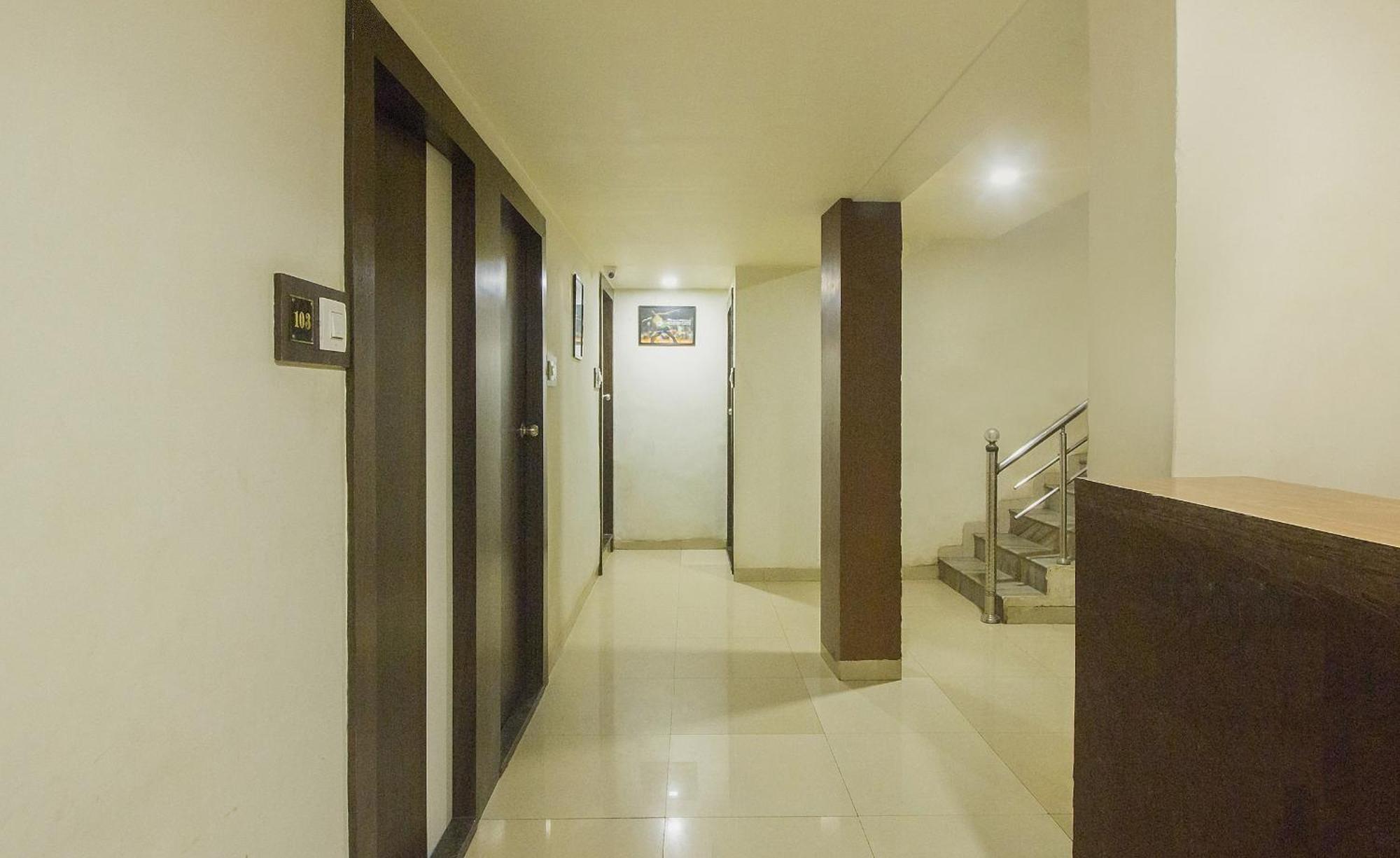 Oyo Hotel Sarovar Grand Kalamboli Exterior photo